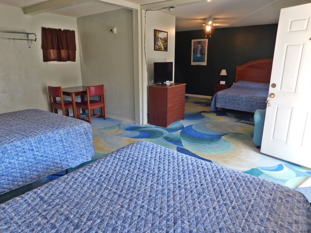 Triple Room, Multiple Beds, Smoking photo 2