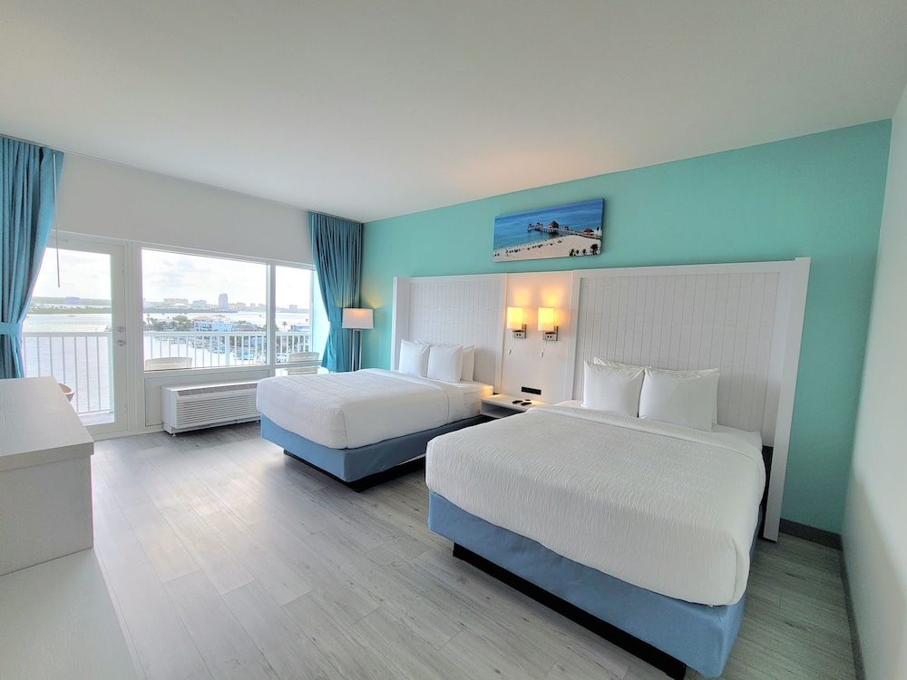 Family Room, 2 Queen Beds, Ensuite, Marina View