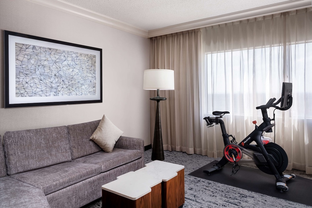 Suite, 1 King Bed (Peloton Bike) - Photo 3