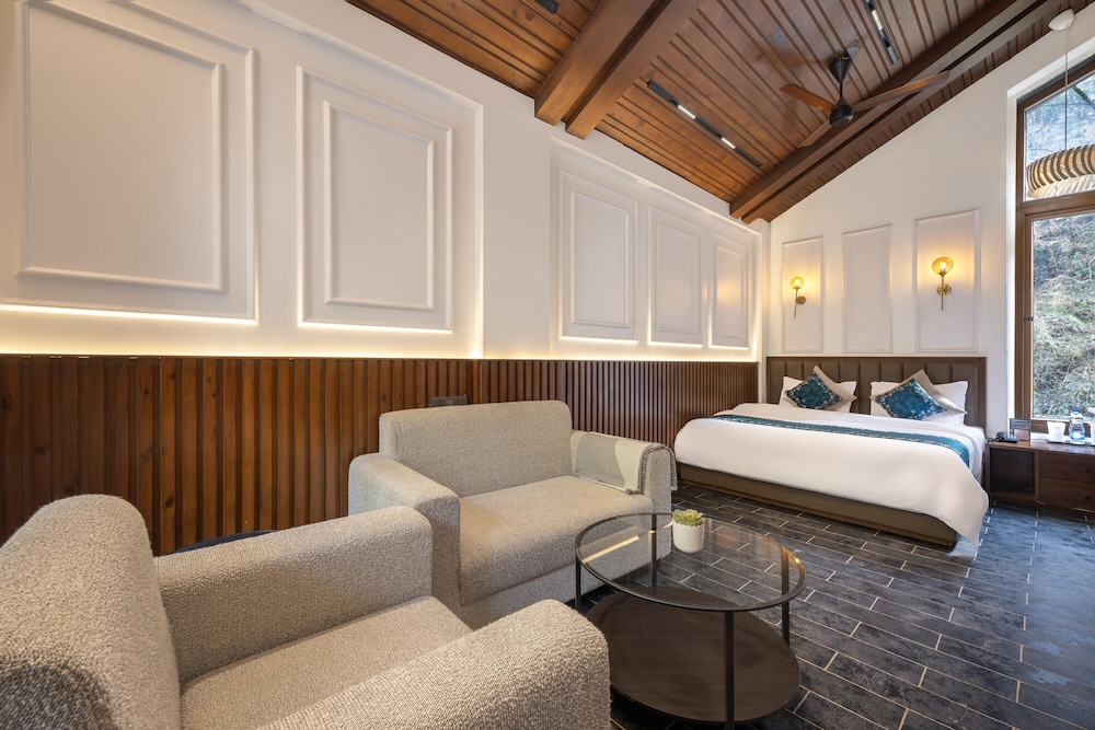 Classic Duplex, Bathtub, River View