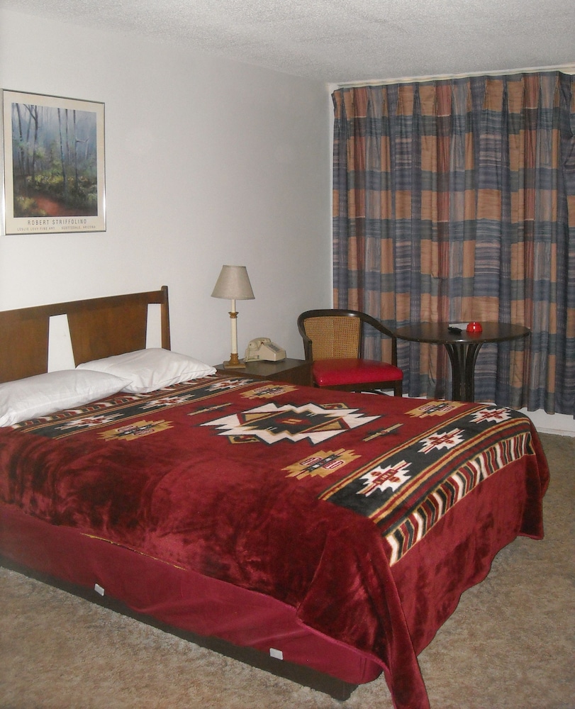 Basic Room, 1 Queen Bed photo 1
