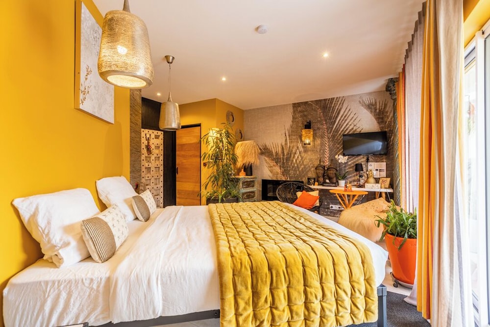Deluxe Double Room, 1 Queen Bed, Fireplace photo 2