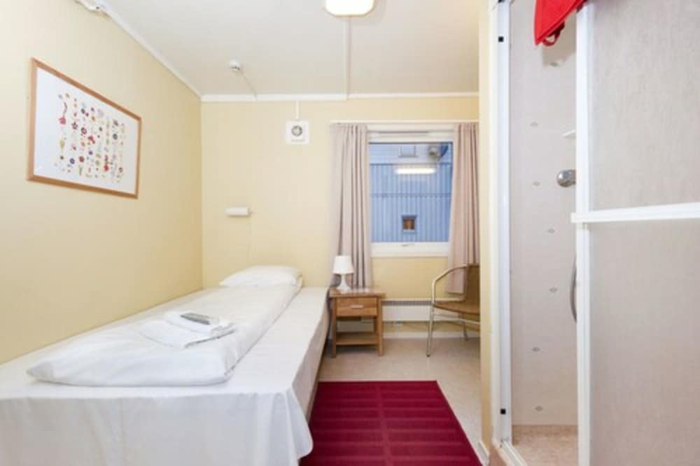 Budget Single Room with private shower and shared toilet photo 1