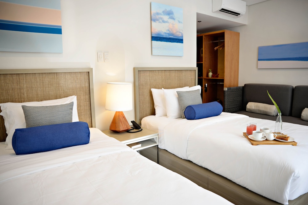 Deluxe Room, Pool View - Twin - Photo 2