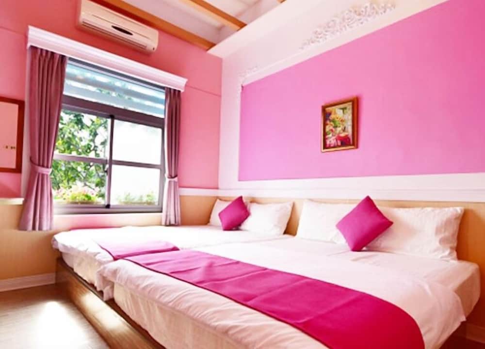 Classic Quadruple Room, 2 Queen Beds photo 1