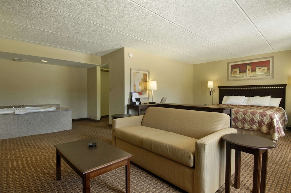 Room, 1 King Bed, Hot Tub photo 2