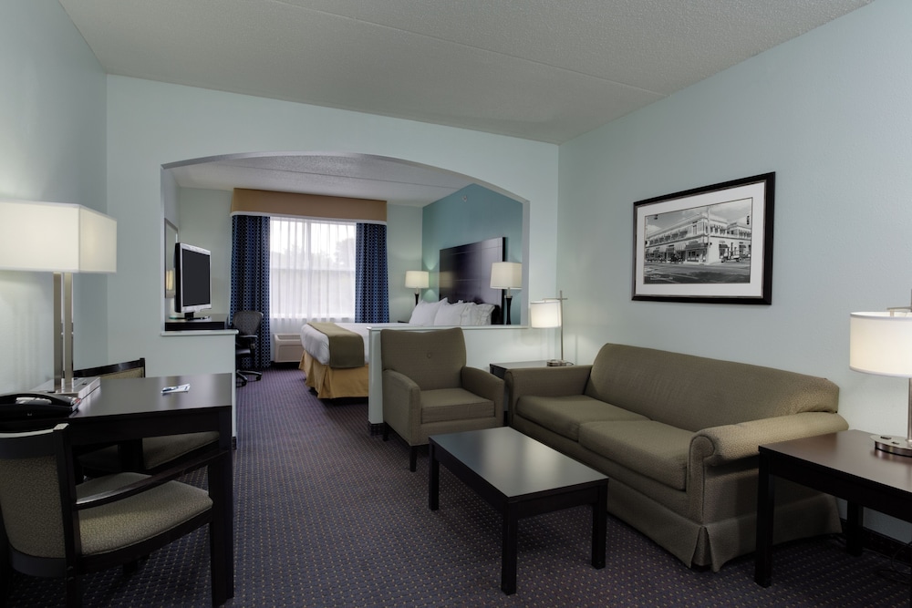 Suite, 1 King Bed with Sofa bed, Accessible (Wheelchair Accessible) - Photo 2