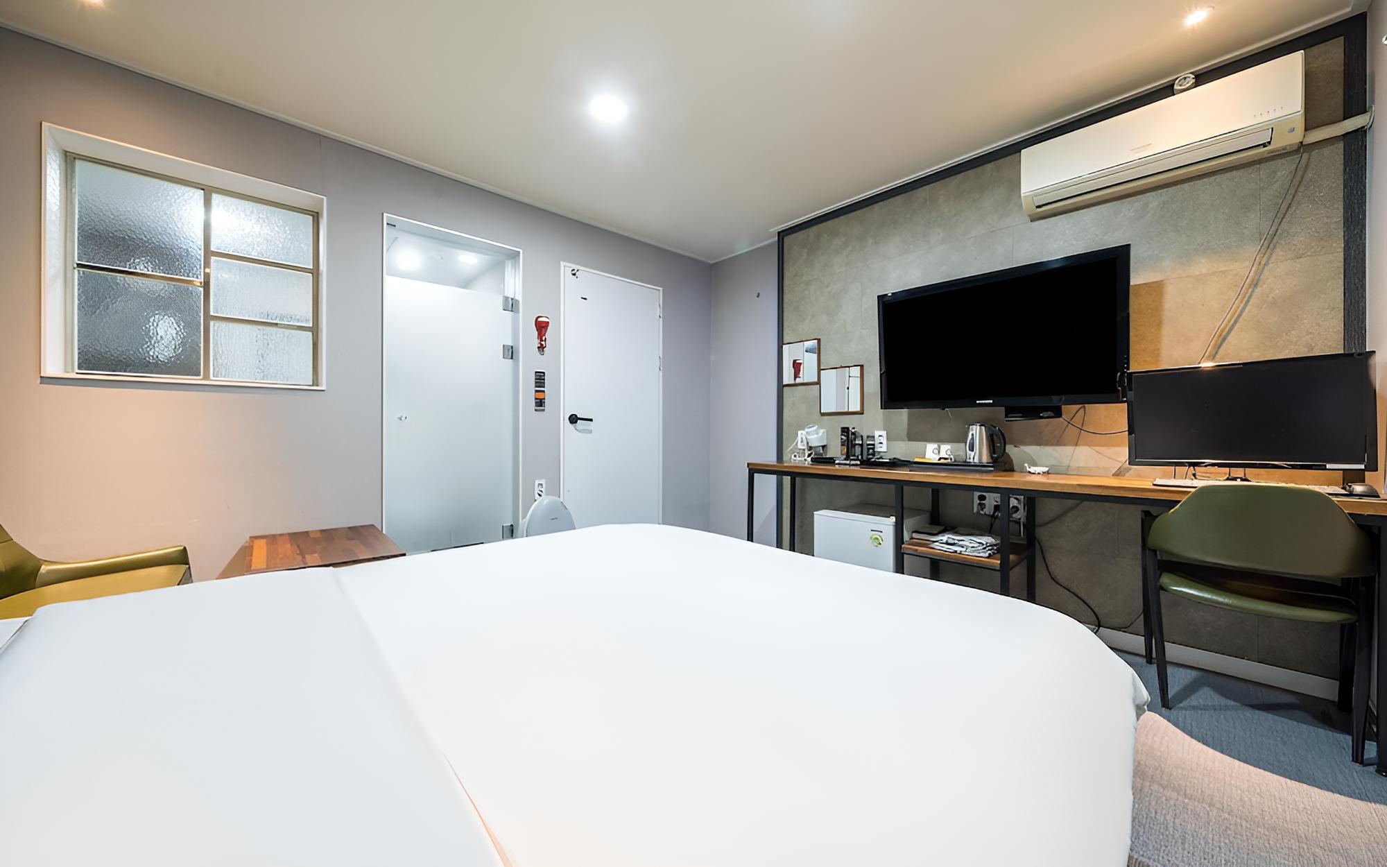 Room (Standard room (Netflix available)) photo 1