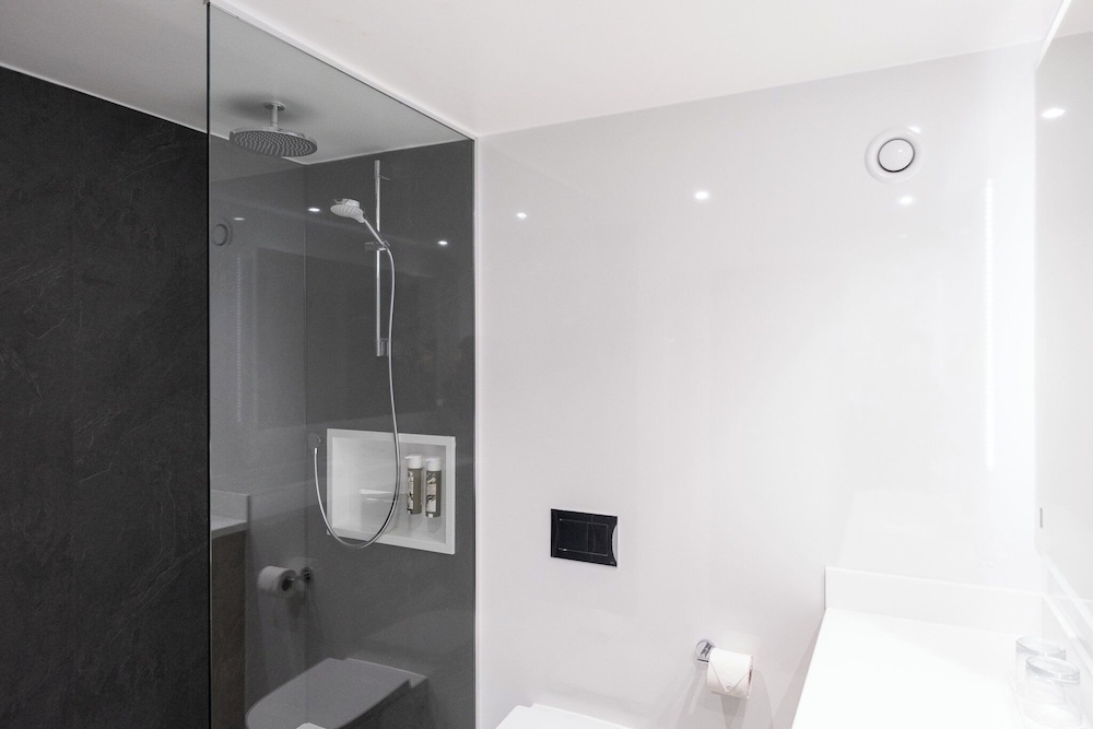 Standard Room, 1 King Bed (Super King) - Photo 8