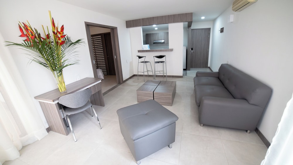 Deluxe Suite - Photo 6