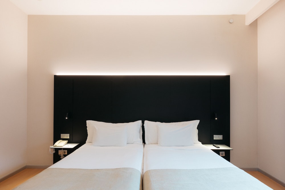 Deluxe Room (with extra bed) - Photo 3