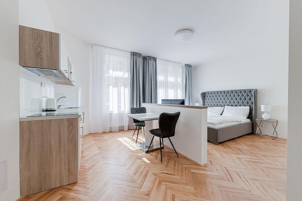 Deluxe Studio, 1 Queen Bed