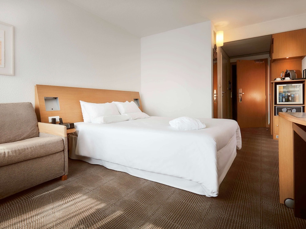 Room, 1 Queen Bed with Sofa bed - Photo 4