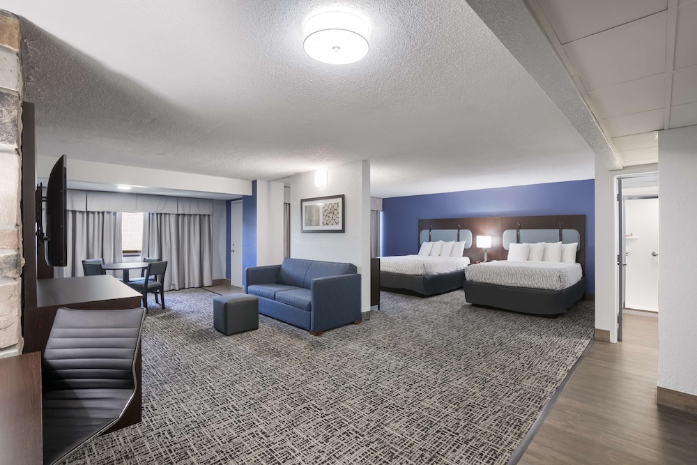 Suite, 2 Queen Beds, Balcony, River View (with Sofabed) - Photo 1