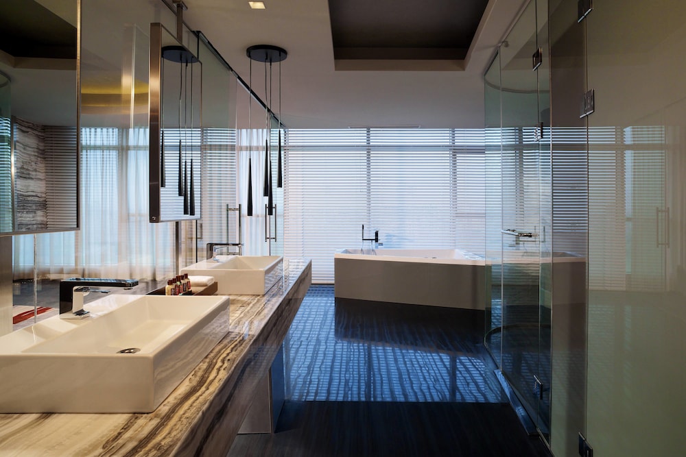 Club Suite, 1 King Bed, River View thumbnail 5