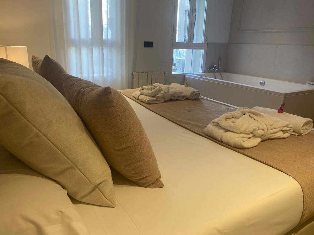 Deluxe Room with Jacuzzi - Photo 3
