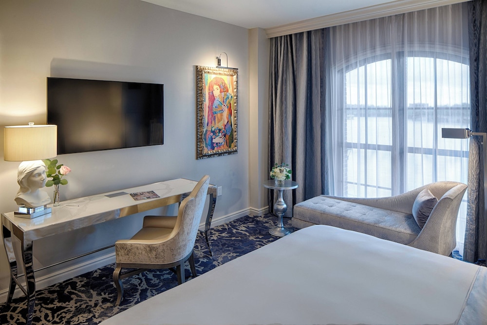 Deluxe Room, 1 King Bed, River View (Mobility/Hearing Access, Roll-In Shwr)