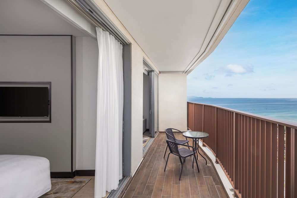 Deluxe Suite, 1 Bedroom, Balcony, Partial Ocean View (Family)