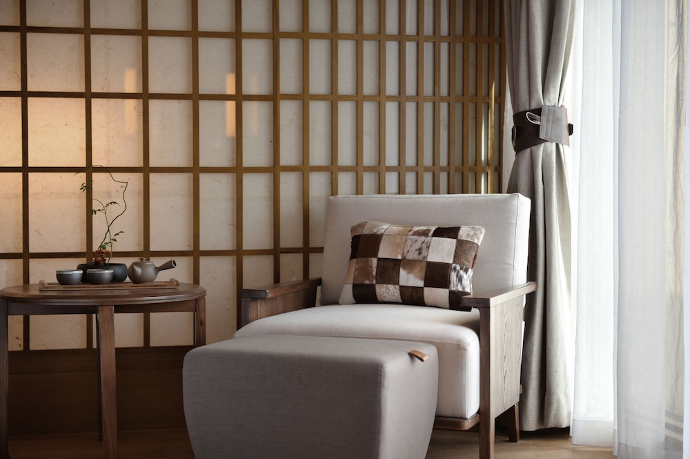 Superior Room, 1 King Bed, Balcony, Hill View photo 3