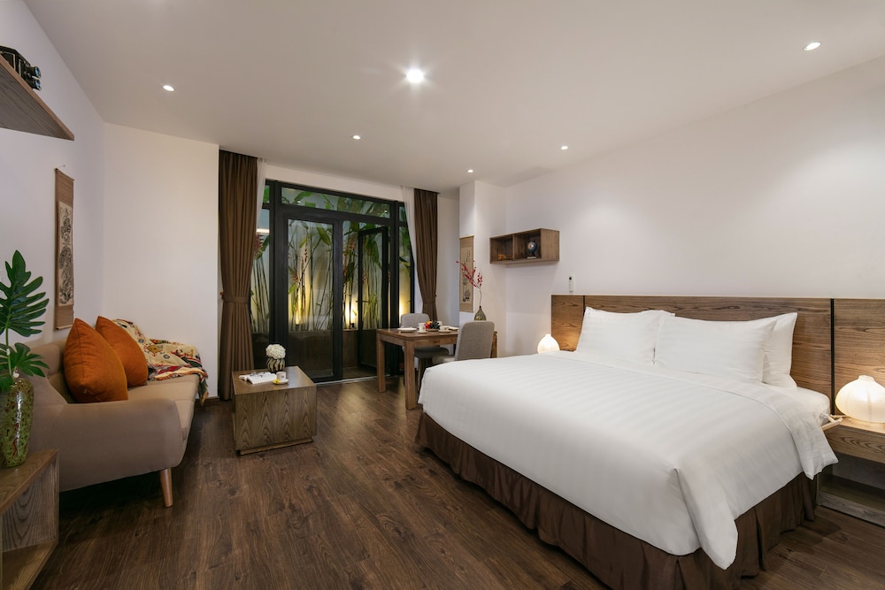 Deluxe Studio, 1 King Bed, Kitchenette, Courtyard View