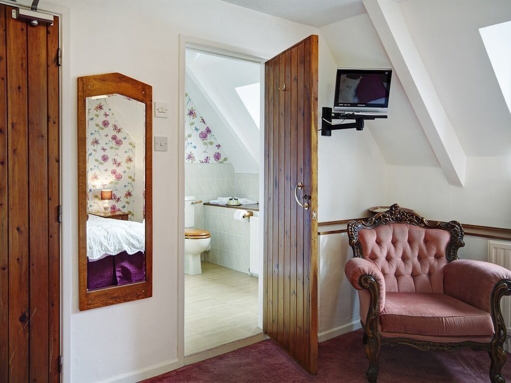 Standard Twin Room, Ensuite photo 3