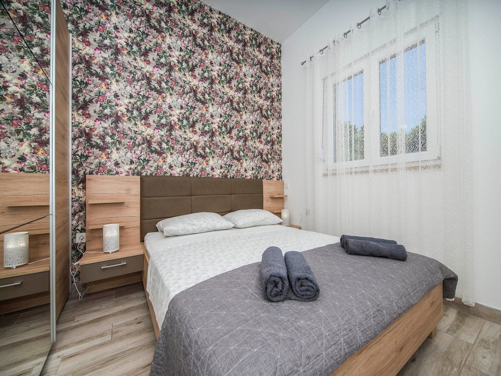 House (One Bedroom Holiday Home with Hot Tub)