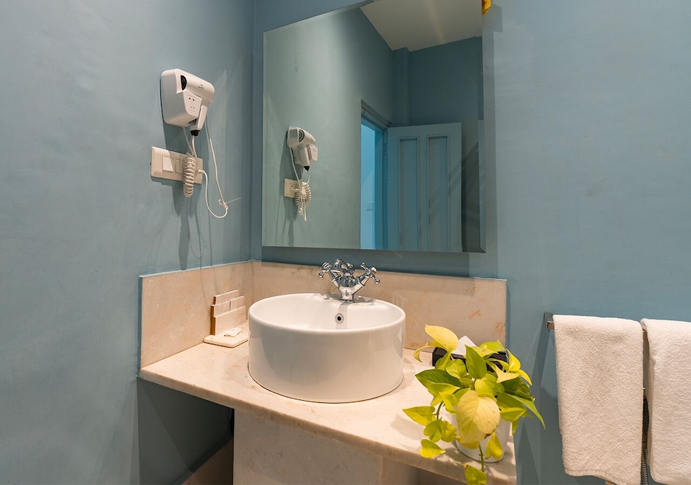 Deluxe Double Room with Balcony - Photo 3