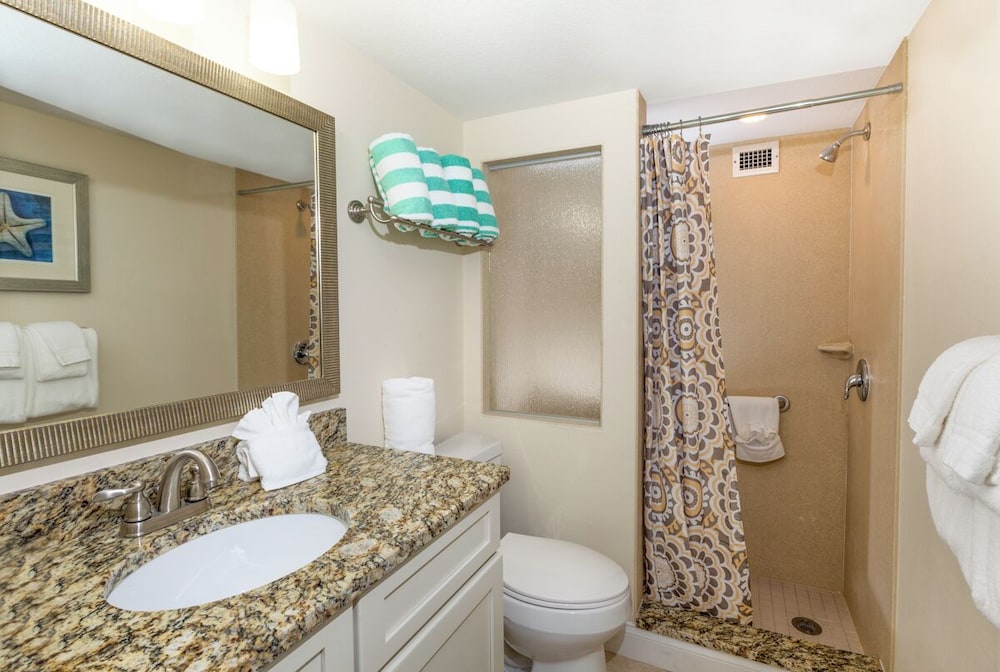 Standard Room, 1 King Bed, Ocean View - Photo 4