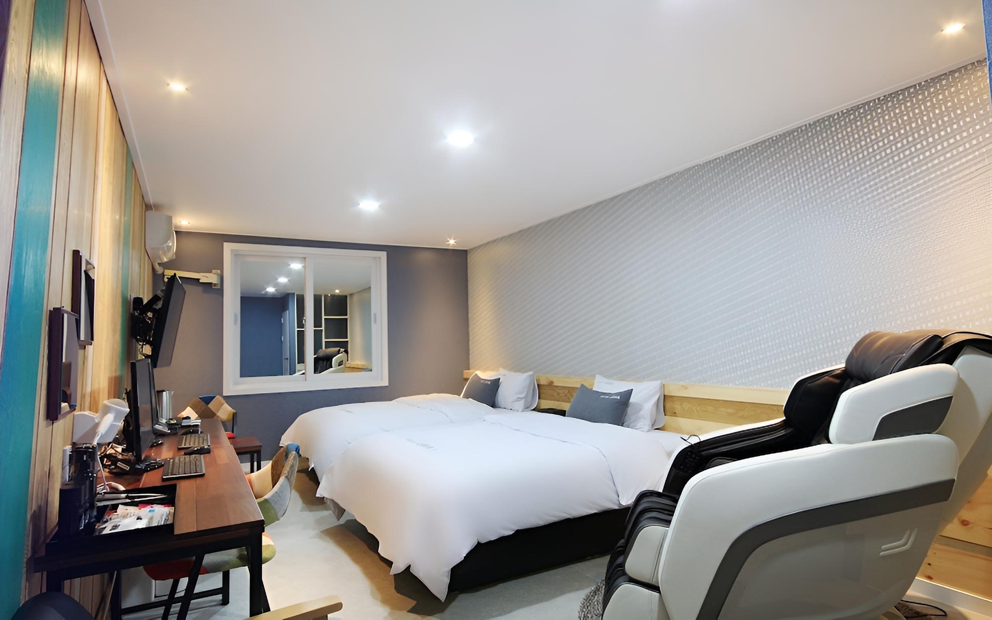 Room (Suite A (2 double + massage chair Net) photo 1