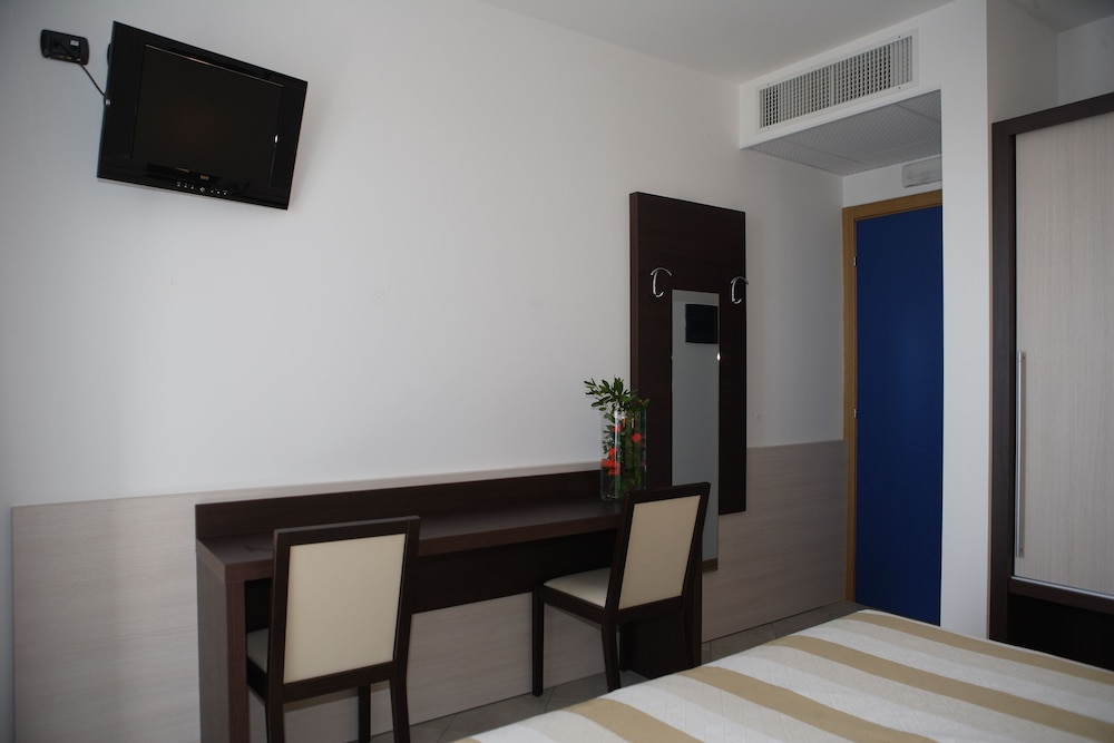Double or Twin Room (Living) - Photo 4