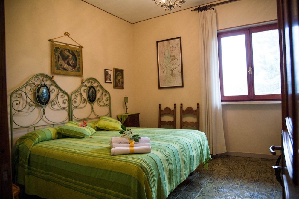 Double Room, 1 Queen Bed, Non Smoking, Shared Bathroom photo 1