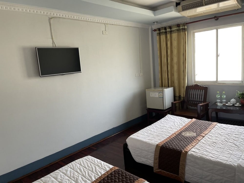 Deluxe Twin Room with Window photo 3