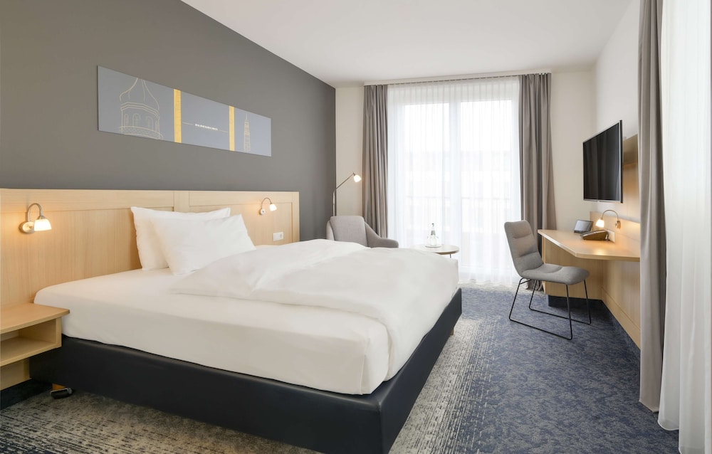 Standard Room, 1 Queen Bed - Photo 2
