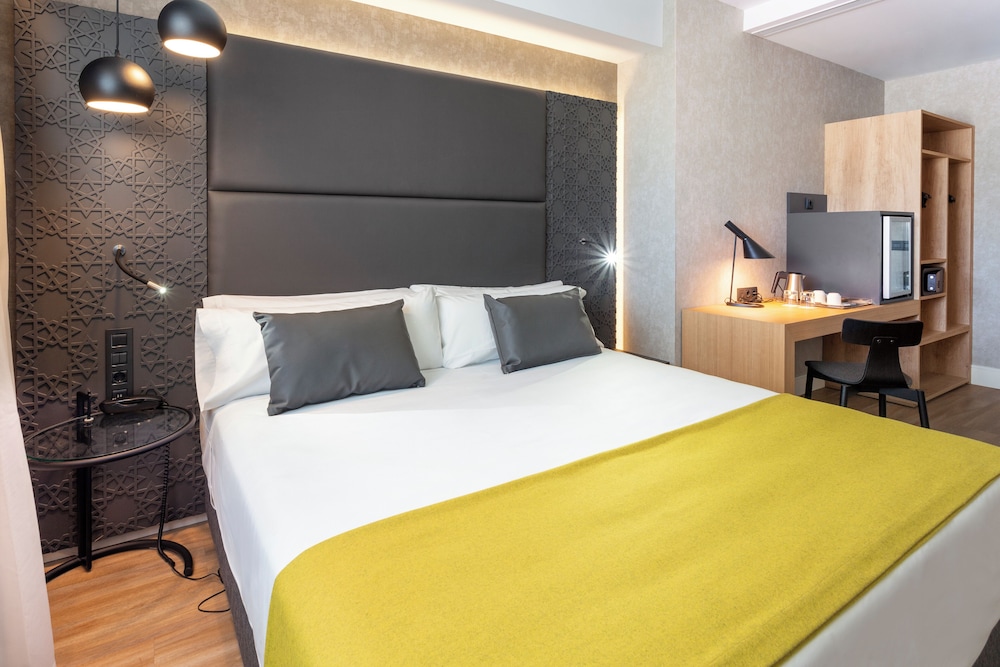 Premium Double Room, City View - Photo 2