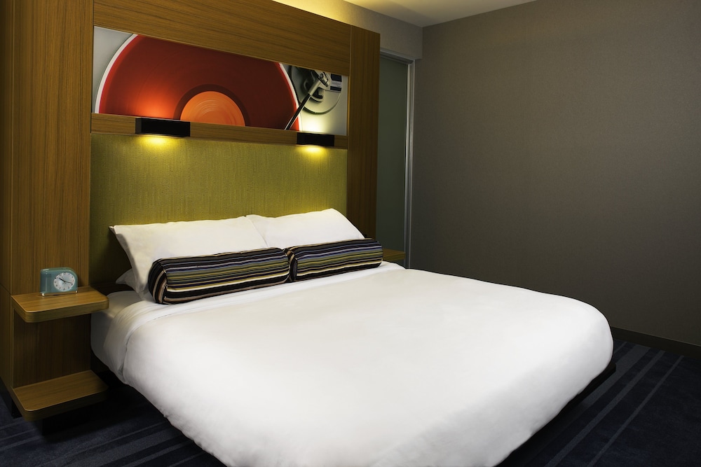 Room, 1 King Bed (Mobility Accessible, Transfer Shower) photo 3