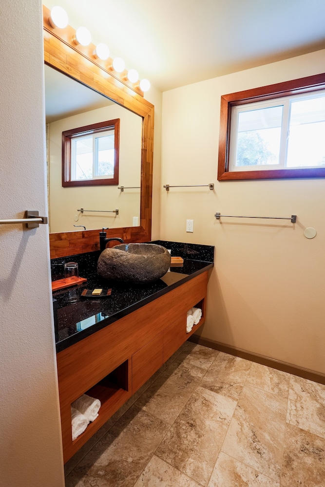 Luxury Studio Suite, 1 King Bed, Garden View Plumeria photo 2