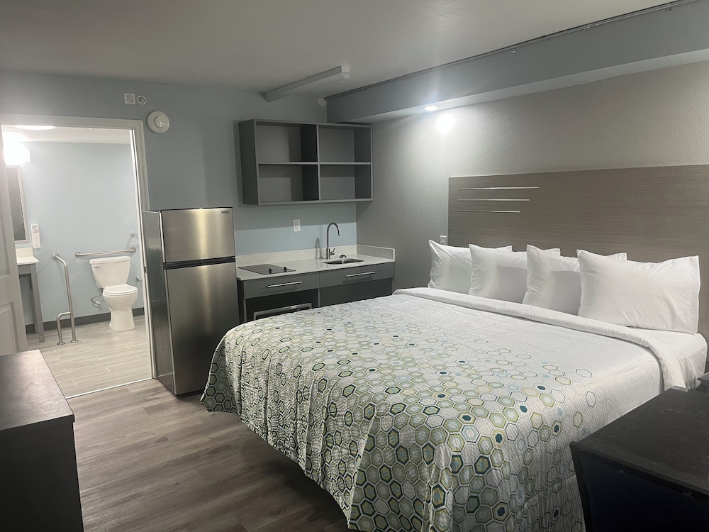 Studio, 1 King Bed, Non Smoking, Kitchenette photo 1
