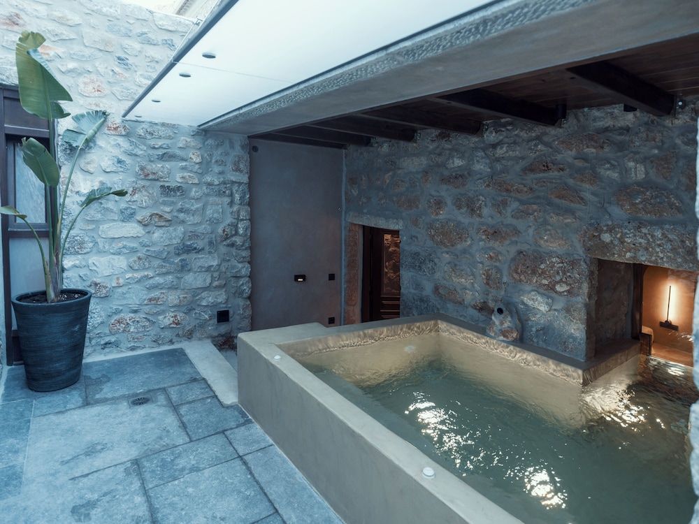 Signature Suite with Outdoor Heated Tub photo 1