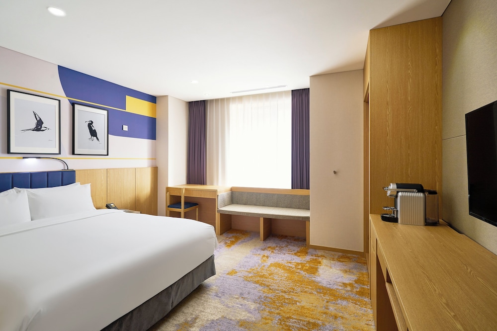 Deluxe Room, 1 King Bed, Accessible, City View photo 2