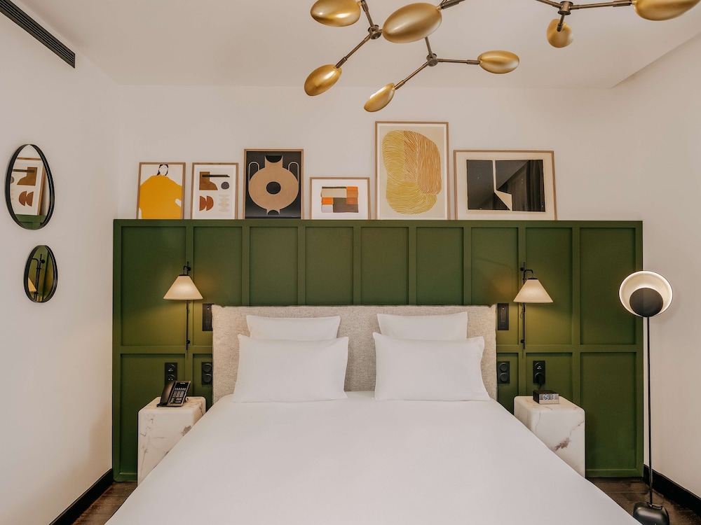 Deluxe Room, 1 King Bed, Accessible - Photo 1