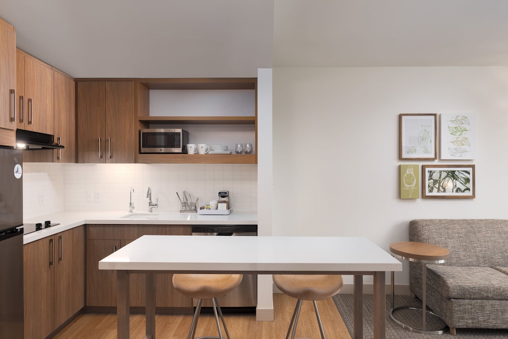 Suite, 1 Bedroom (Mobility/Hearing Access, Roll-In Shwr) - Photo 2