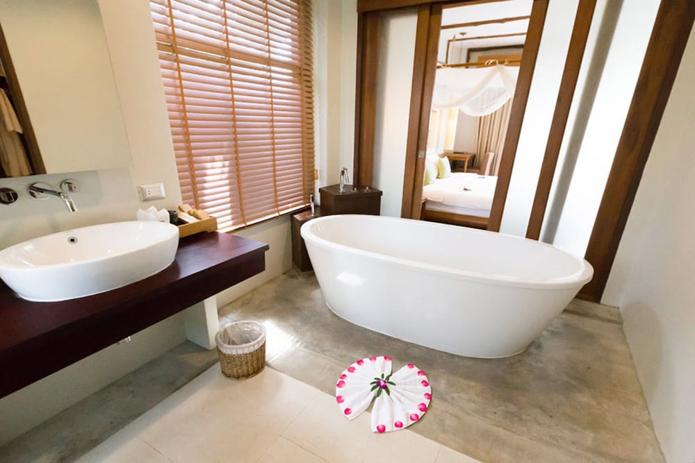 Deluxe Room, 1 King Bed, Pool View - Photo 7