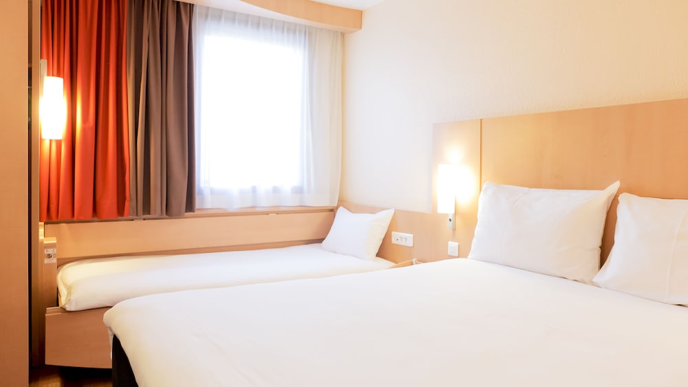 Standard Room, Multiple Beds - Photo 3