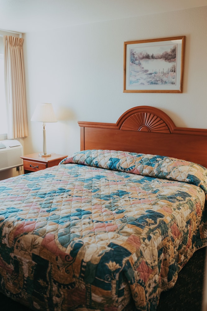 Suite, 1 King Bed, Non Smoking, Refrigerator & Microwave photo 1