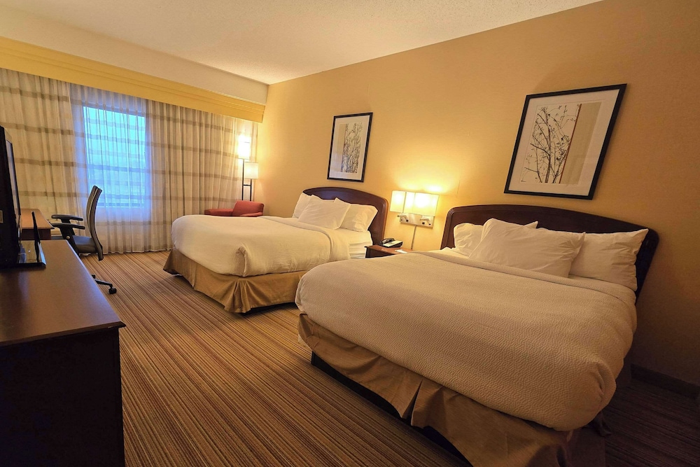 Standard Room, 2 Queen Beds, Non Smoking - Photo 8