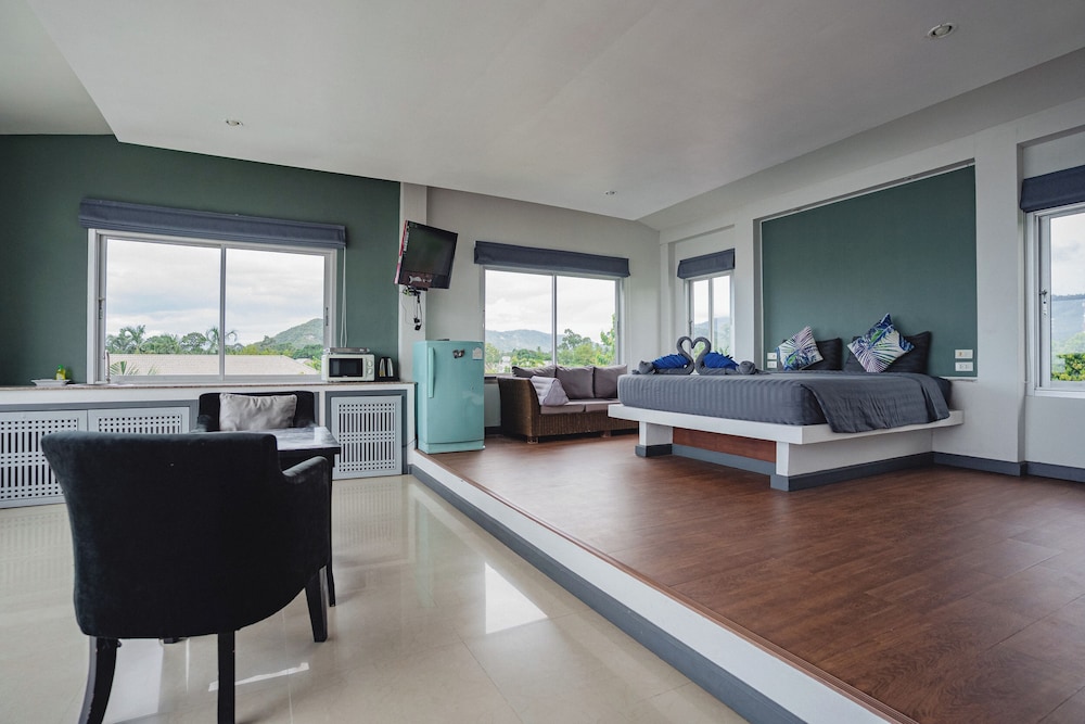 Studio, Balcony, Partial Sea View