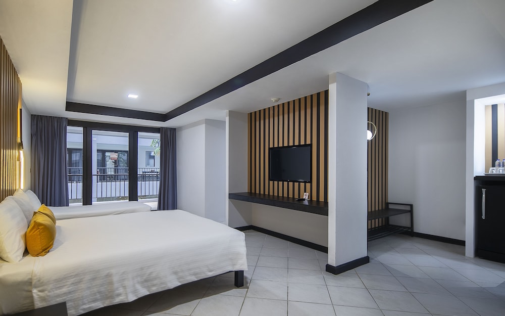 Deluxe Room, Pool Access - Photo 11