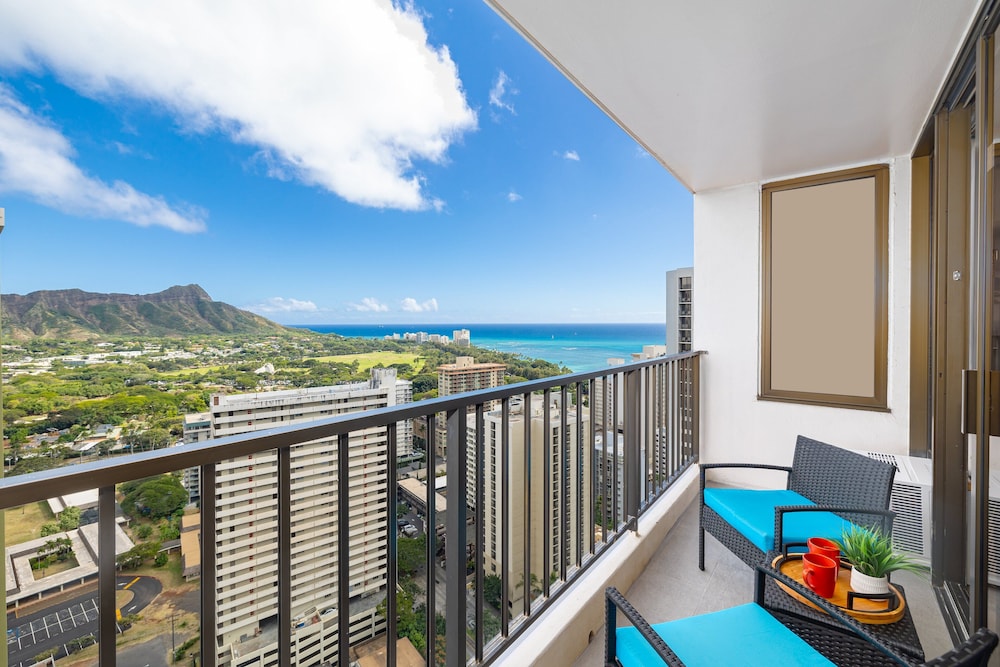 Diamond Head and Ocean views with King Bed and Parking: Condo, 1 Bedroom, Balcony, Ocean View (0023) photo