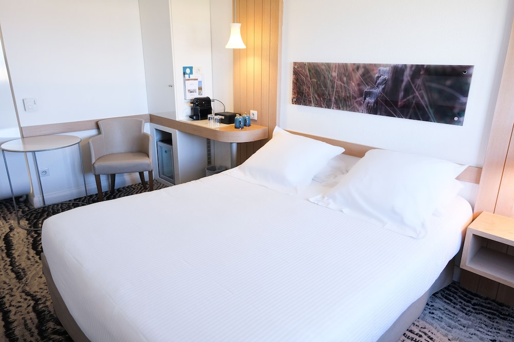 Classic Double Room, Pool Access, City View - Photo 5