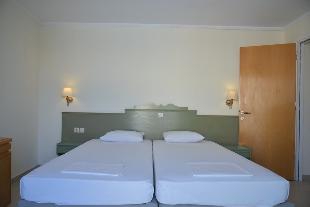 Panoramic Apartment, Pool View, Sea Facing photo 3